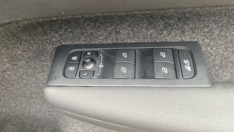 Volvo XC40 2.0 B3P Plus Dark 5dr Auto Petrol Estate